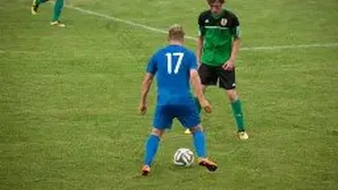 《徐彬华丽转身！英国顶级俱乐部主动邀约，足球新星留洋之旅即将开启》