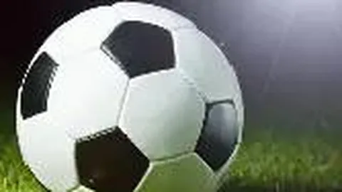 “十人埃弗顿绝杀曼联，霍尔制胜球！盖伊激情怒斥队友遭红牌驱逐”